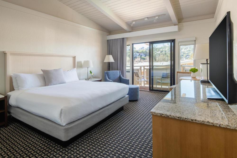 Deluxe King Room interior
